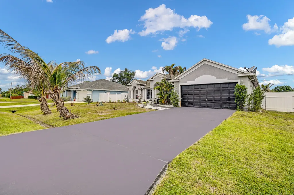 981 SW Mccomkle Avenue Port St Lucie FL 34953
