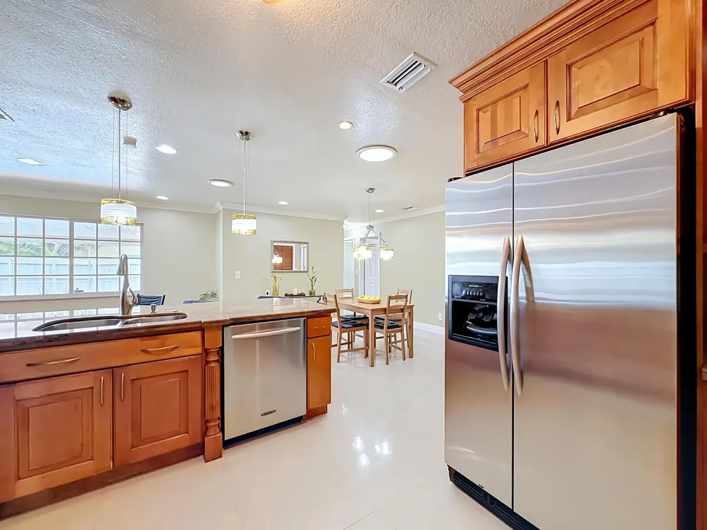 851 E Plantation Circle Plantation FL 33324