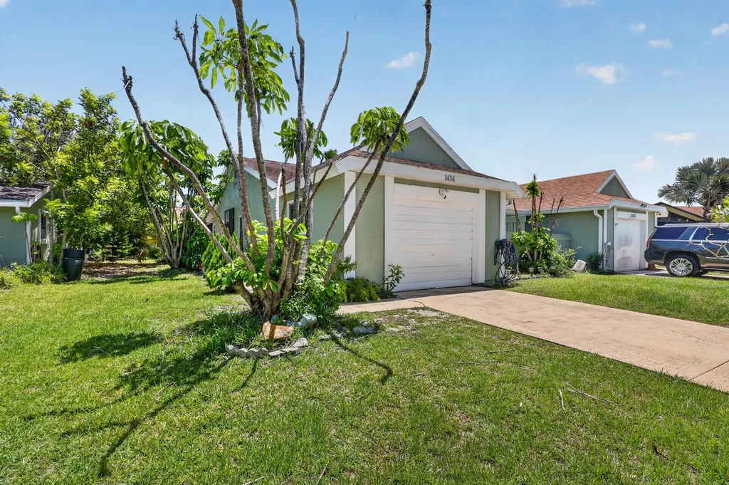 1434 SE Larkwood Circle Port St Lucie FL 34952