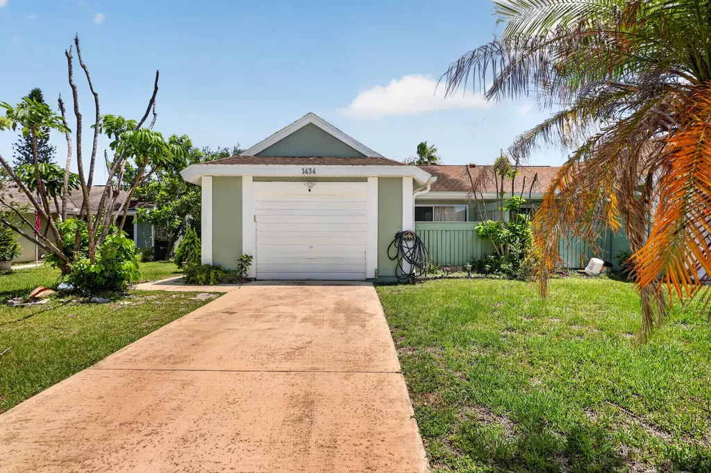 1434 SE Larkwood Circle Port St Lucie FL 34952