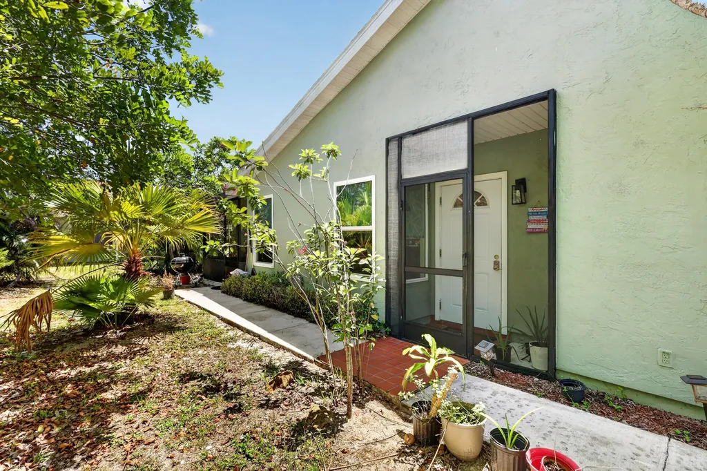 1434 SE Larkwood Circle Port St Lucie FL 34952