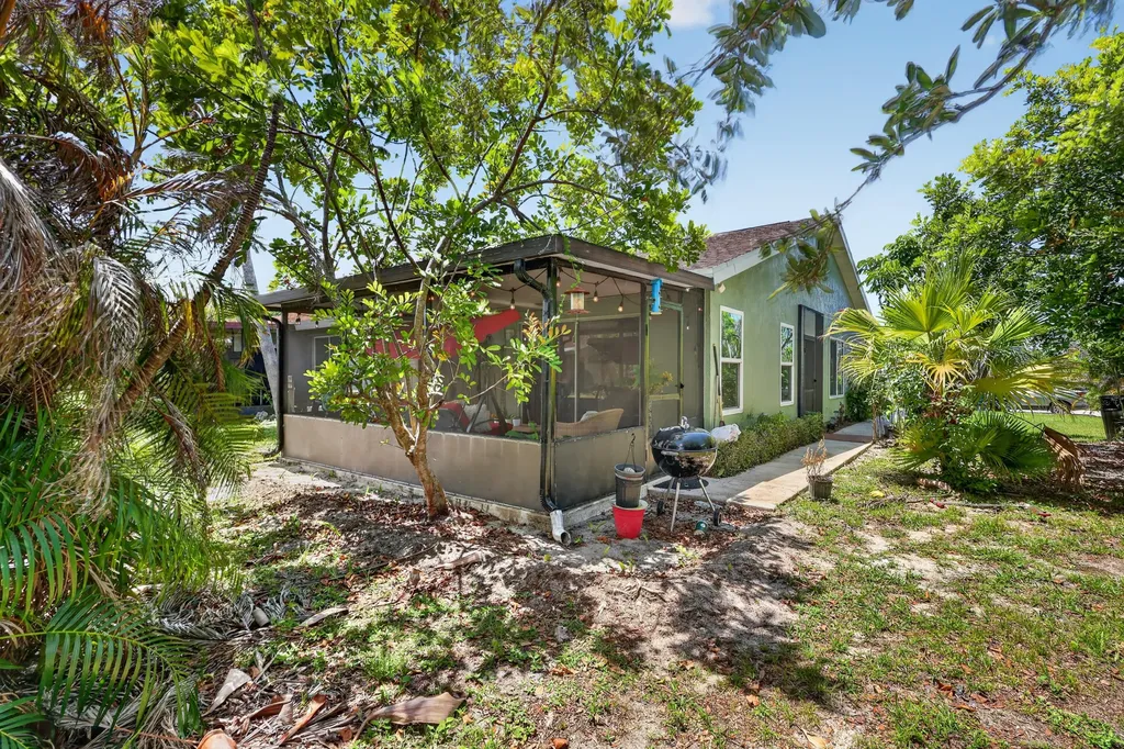 1434 SE Larkwood Circle Port St Lucie FL 34952