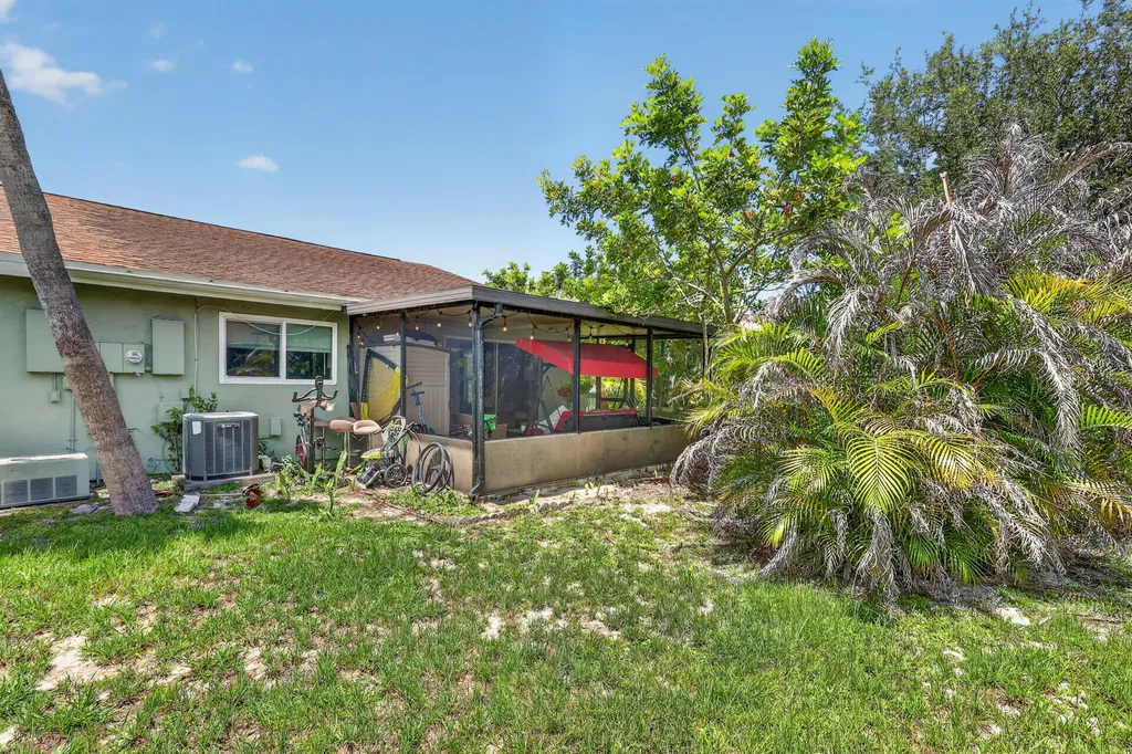 1434 SE Larkwood Circle Port St Lucie FL 34952
