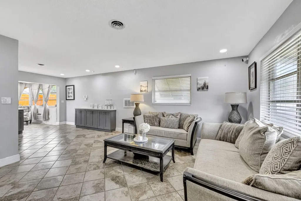 4901 NW 27th Way Tamarac FL 33309