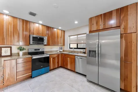 4550 NE 2nd Avenue Oakland Park FL 33334
