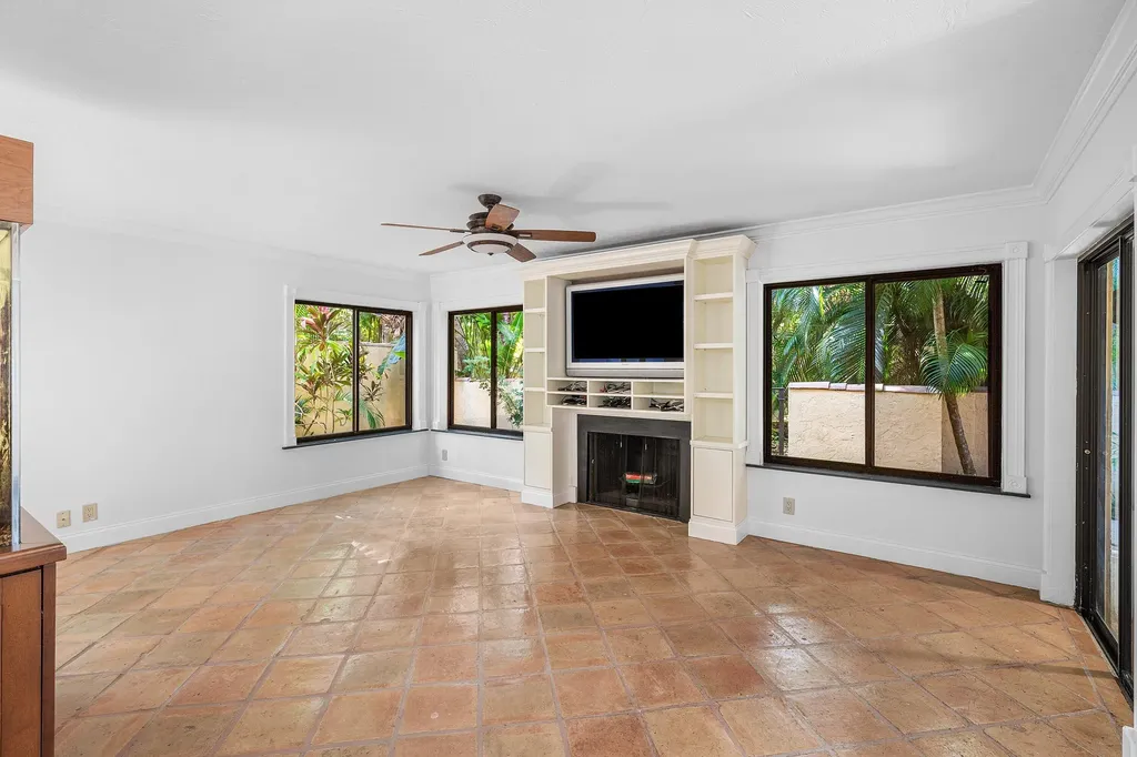 16 Via Lago Boynton Beach FL 33435