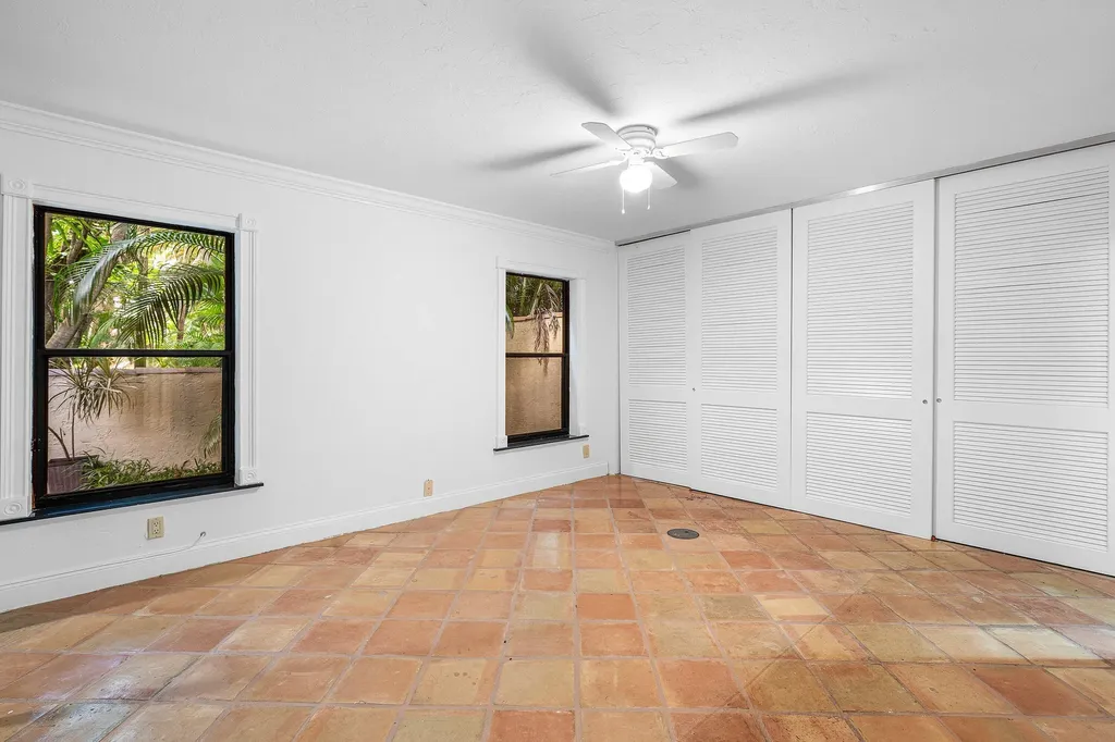 16 Via Lago Boynton Beach FL 33435