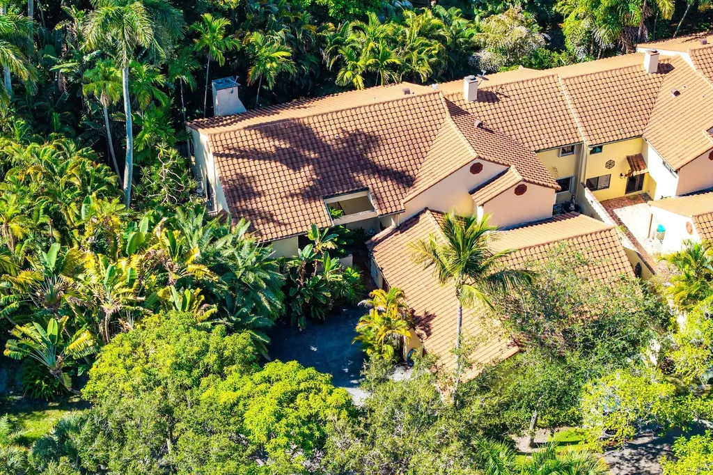 16 Via Lago Boynton Beach FL 33435