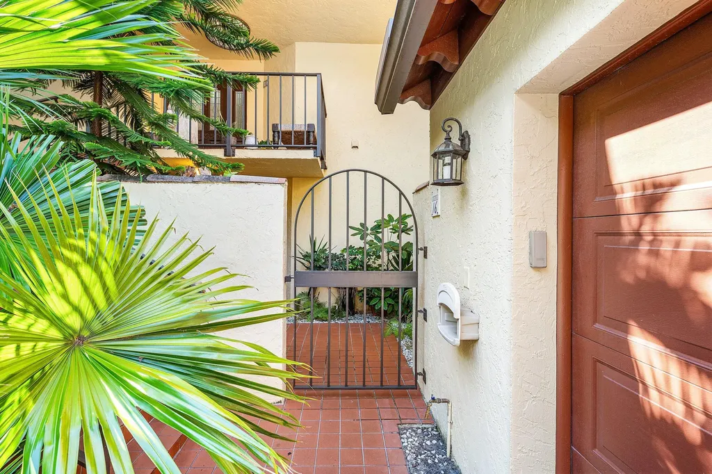 16 Via Lago Boynton Beach FL 33435