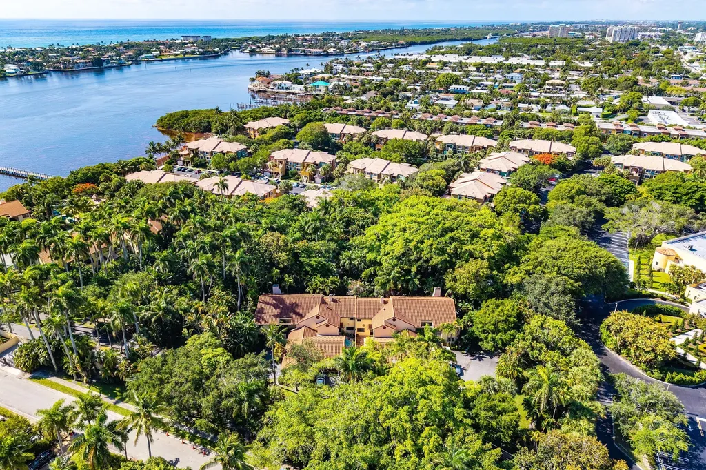 16 Via Lago Boynton Beach FL 33435