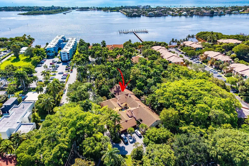 16 Via Lago Boynton Beach FL 33435