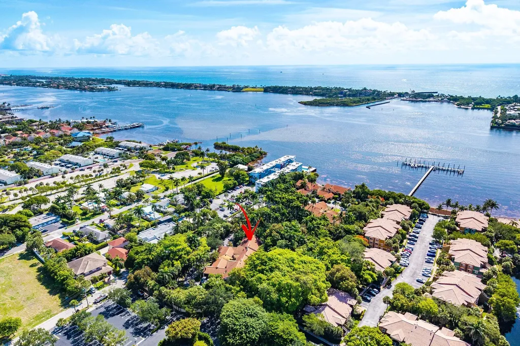 16 Via Lago Boynton Beach FL 33435