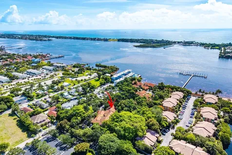 16 Via Lago Boynton Beach FL 33435