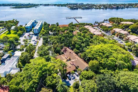 16 Via Lago Boynton Beach FL 33435