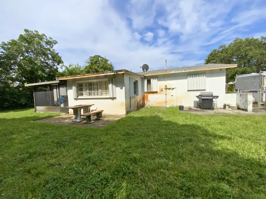 2894 SE 1st Place Boynton Beach FL 33435