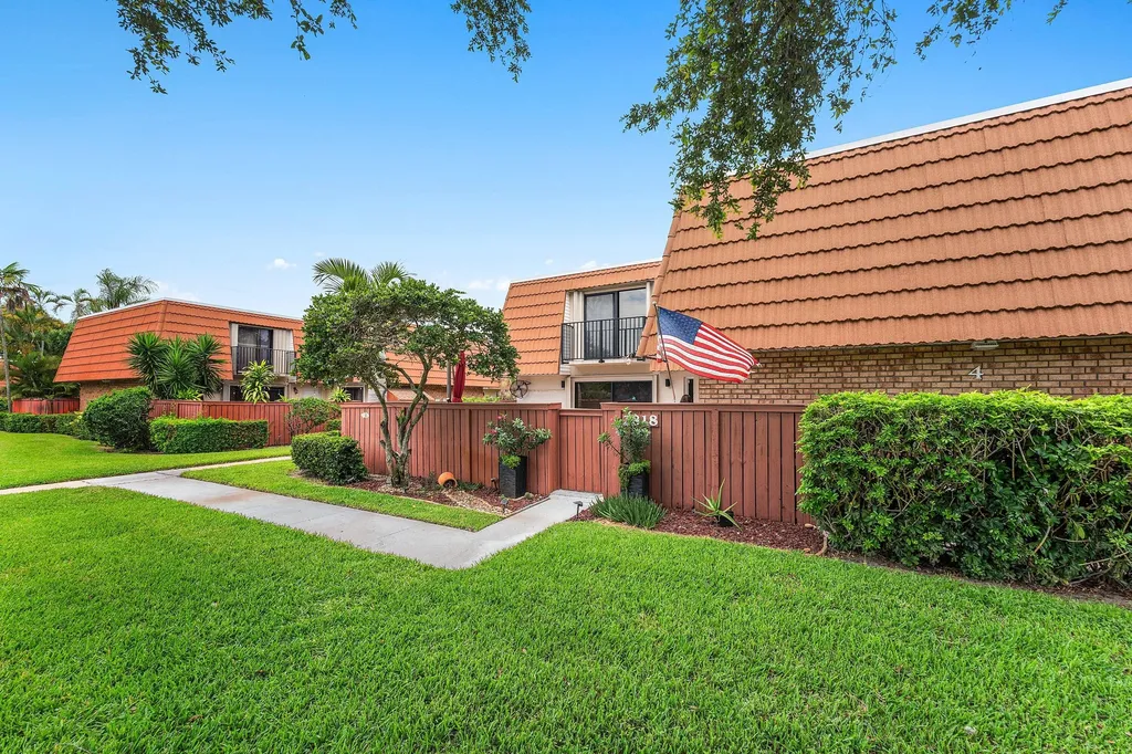 2818 Waterford Drive N Deerfield Beach FL 33442