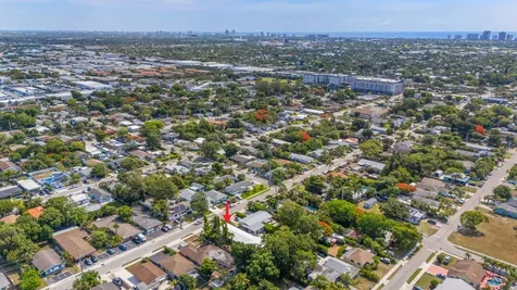 736 NE 36th Street Oakland Park FL 33334