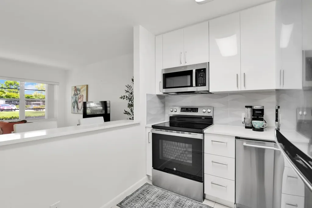 175 Fanshaw E Boca Raton FL 33434