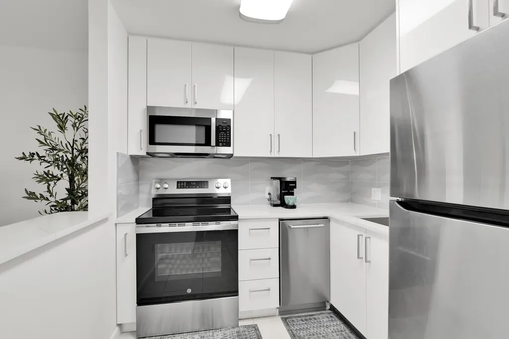 175 Fanshaw E Boca Raton FL 33434