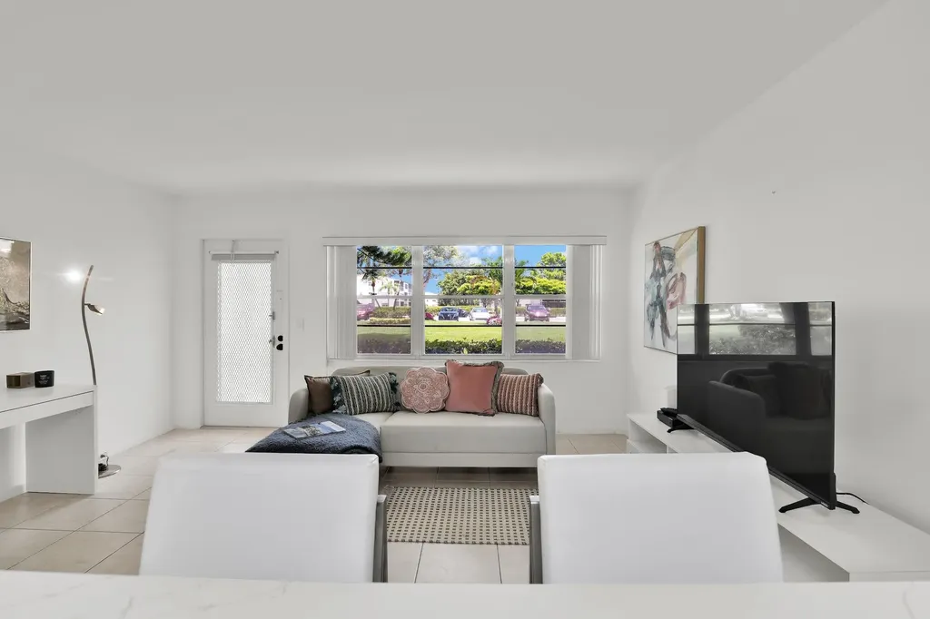 175 Fanshaw E Boca Raton FL 33434