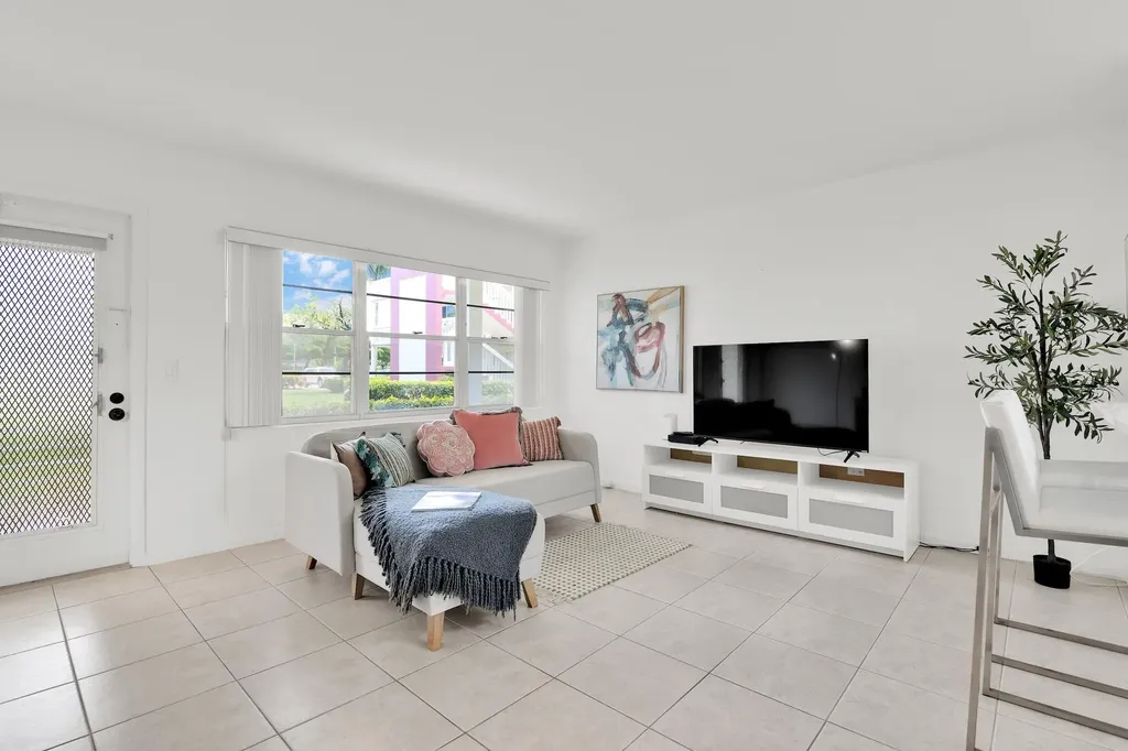 175 Fanshaw E Boca Raton FL 33434