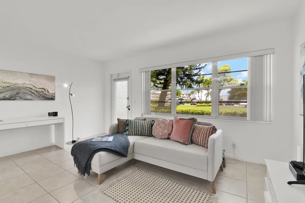 175 Fanshaw E Boca Raton FL 33434