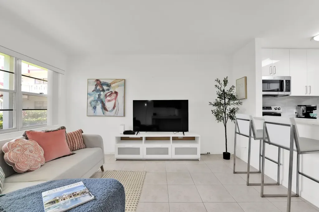 175 Fanshaw E Boca Raton FL 33434