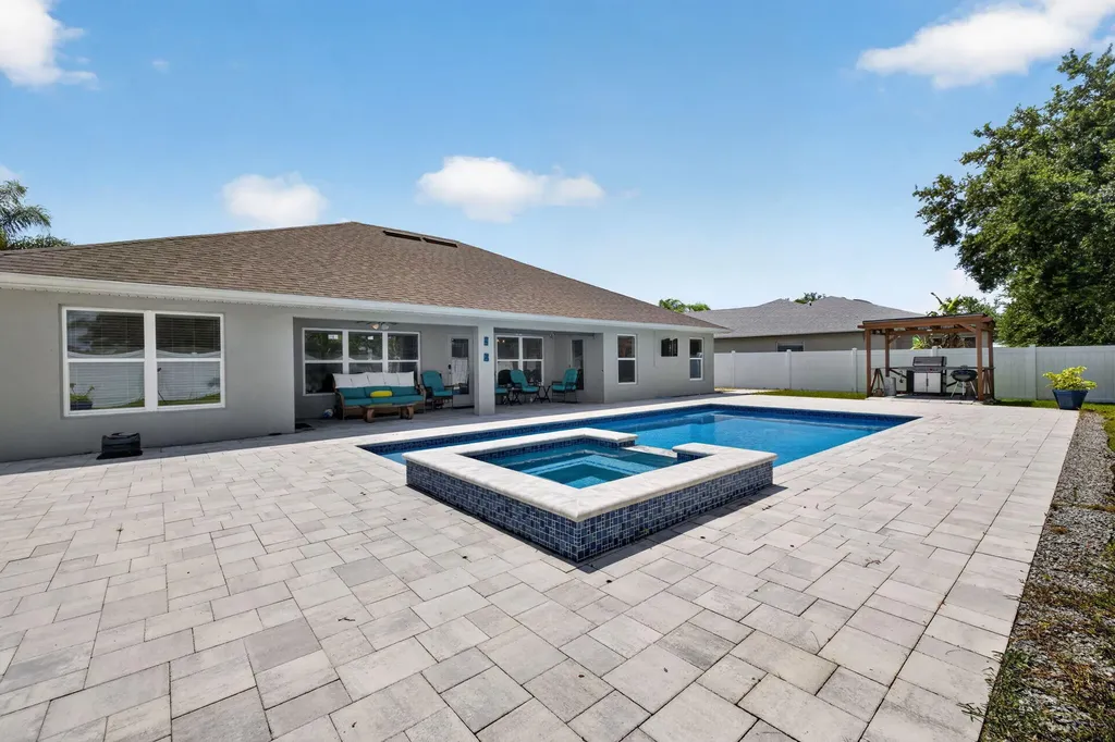 6748 NW Mamie Court Port St Lucie FL 34983