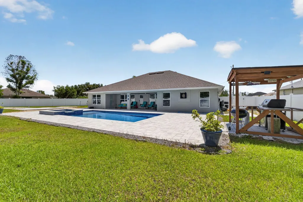 6748 NW Mamie Court Port St Lucie FL 34983