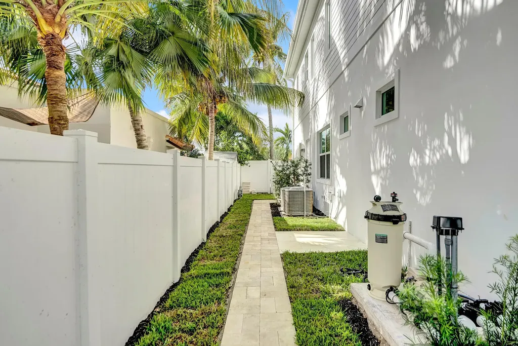 500 NE Wavecrest Way Boca Raton FL 33432