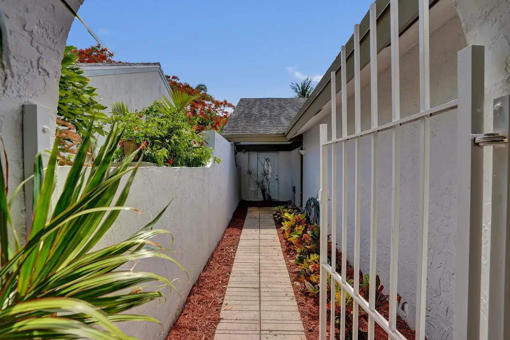 820 NW 21st Way Delray Beach FL 33445