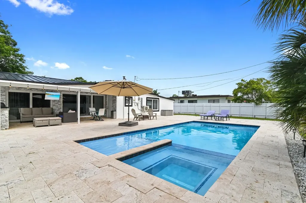 124 Davis Road Palm Springs FL 33461