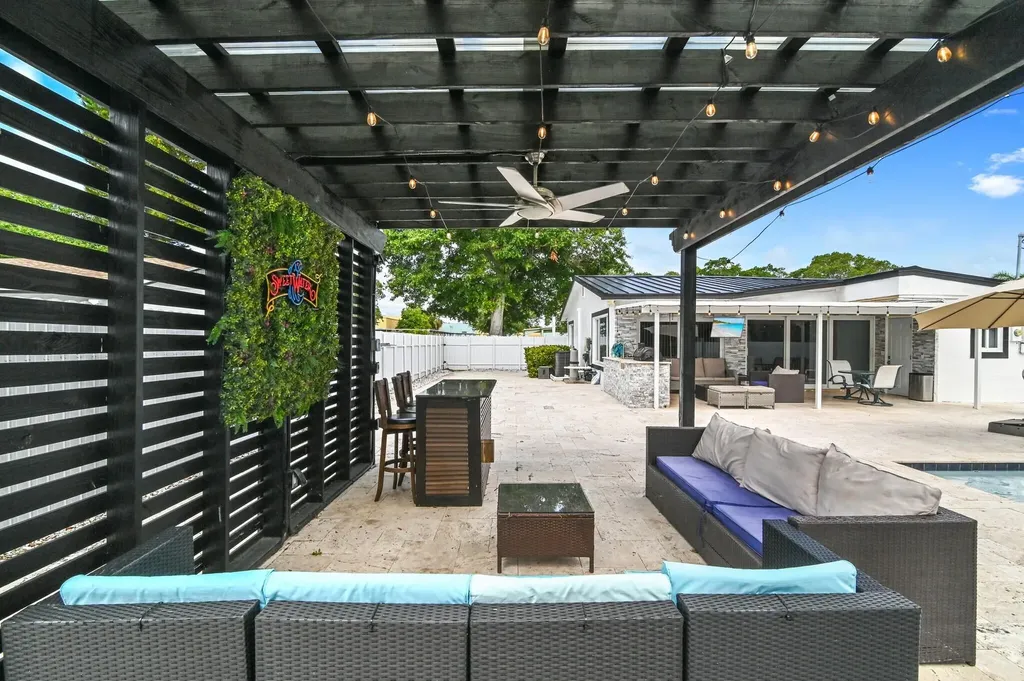 124 Davis Road Palm Springs FL 33461