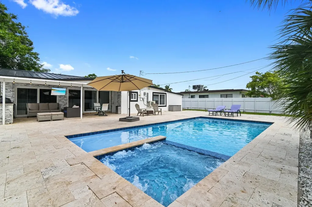 124 Davis Road Palm Springs FL 33461