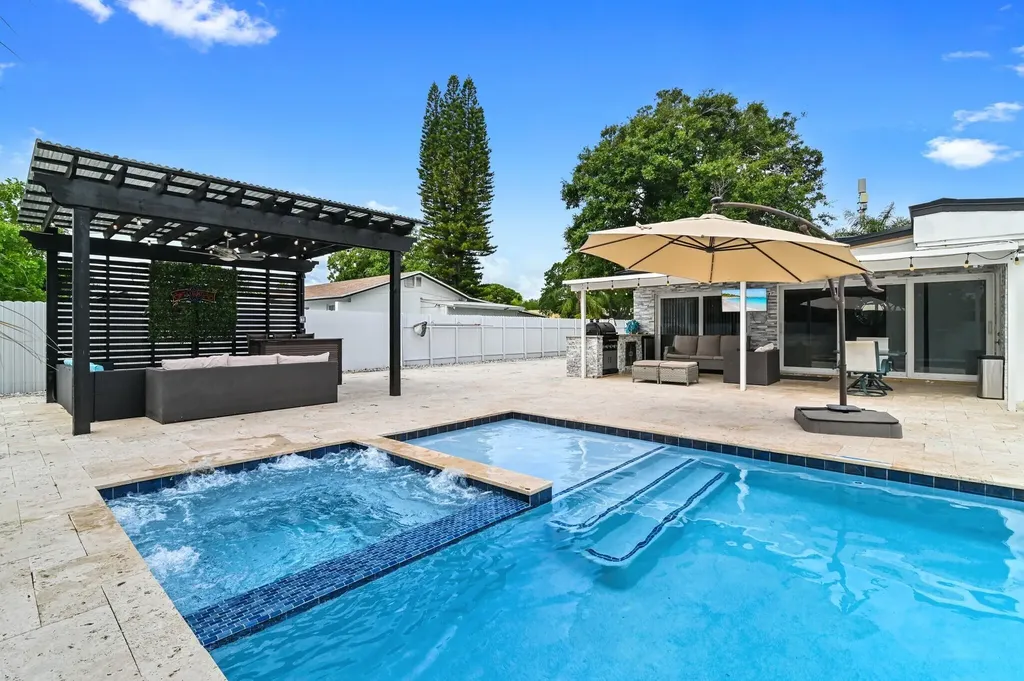 124 Davis Road Palm Springs FL 33461