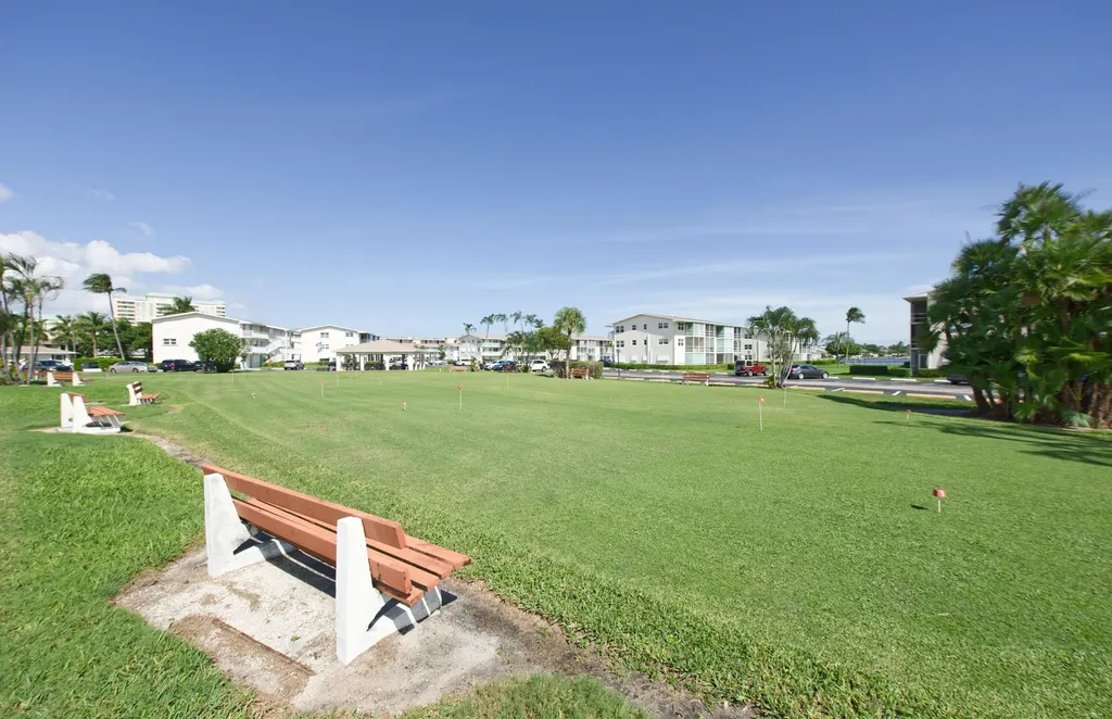 320 W Horizons W Boynton Beach FL 33435