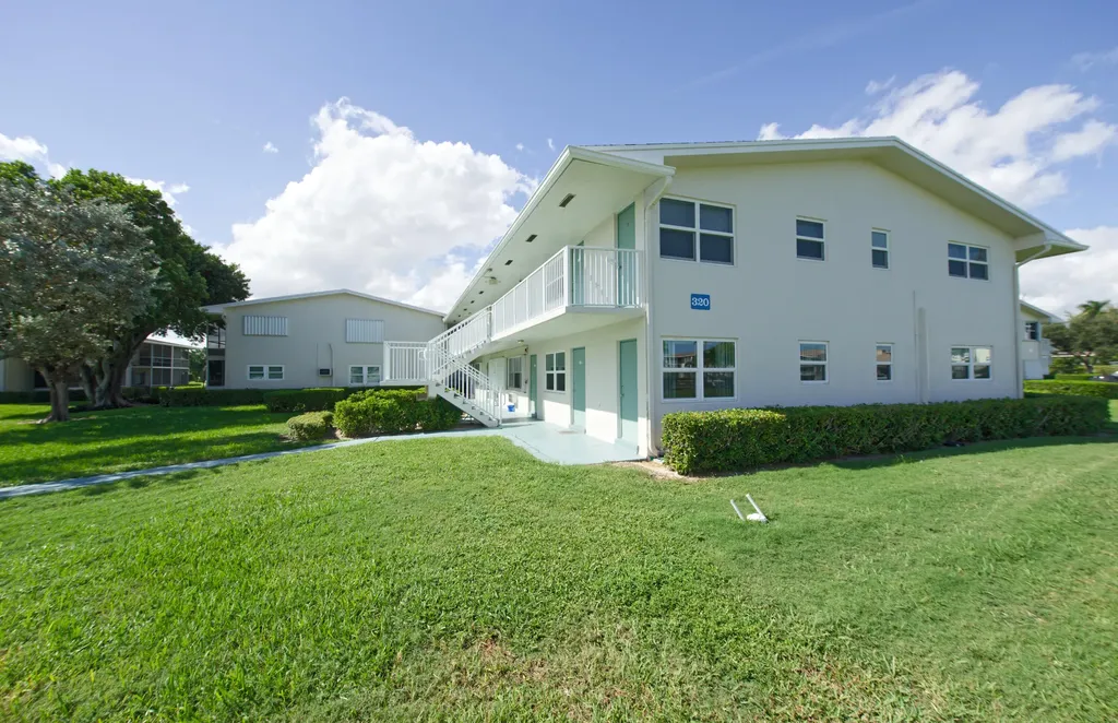 320 W Horizons W Boynton Beach FL 33435