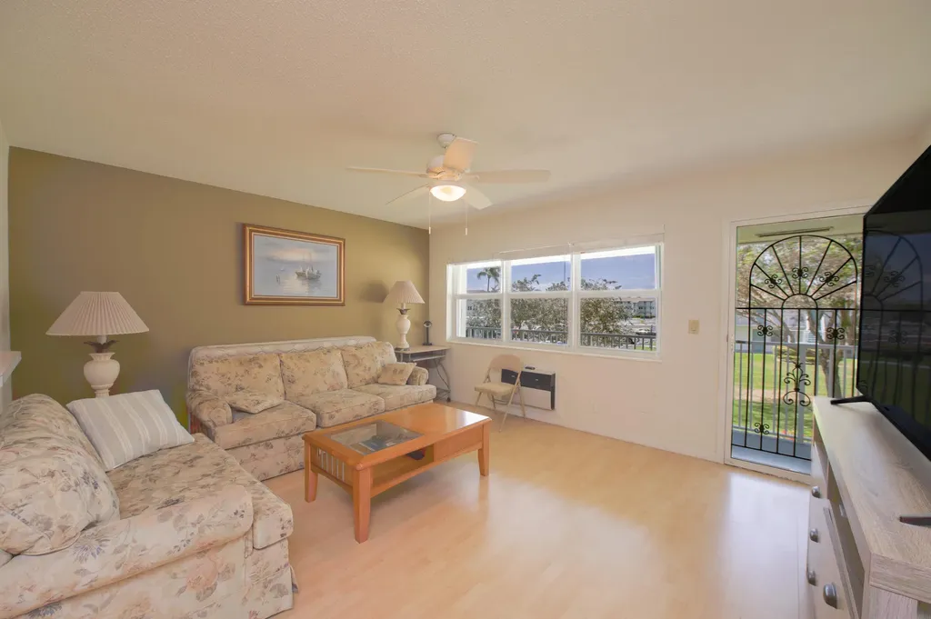 320 W Horizons W Boynton Beach FL 33435
