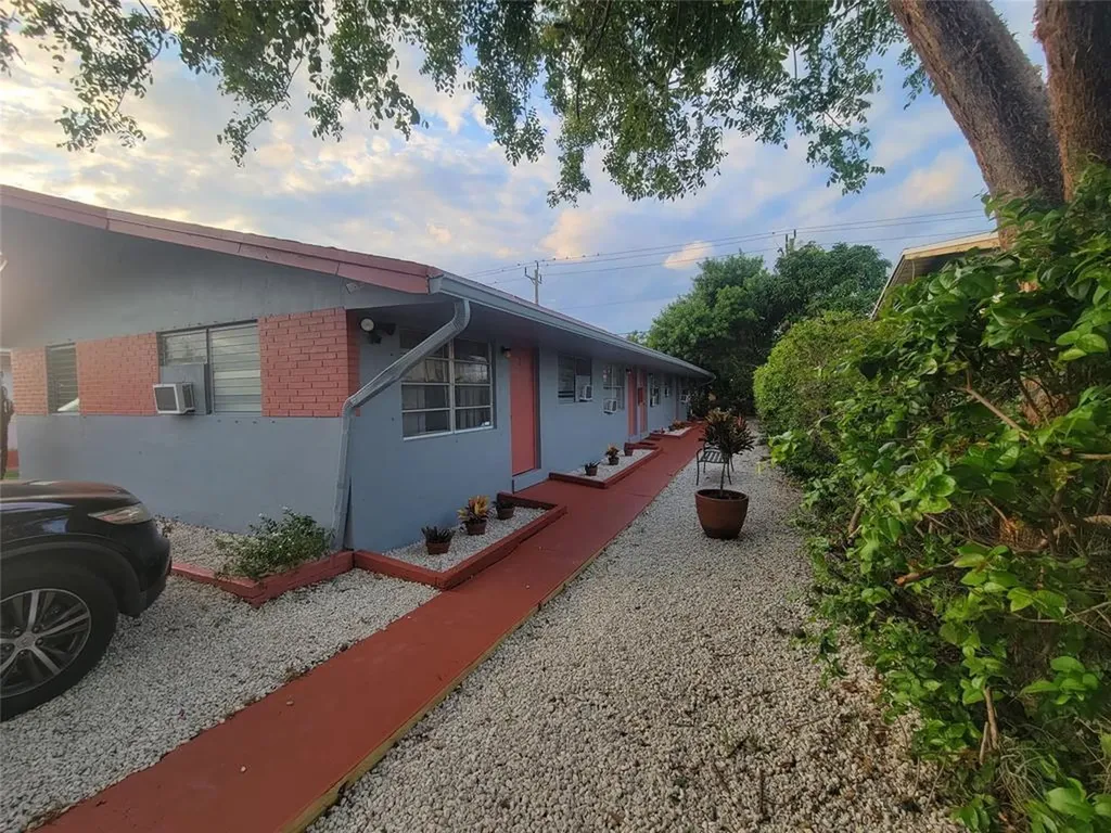 6233 Dawson Street Hollywood FL 33023