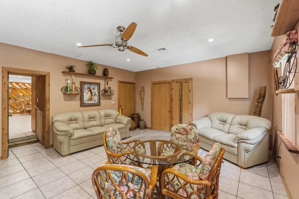 4201 SW 102nd Avenue Davie FL 33328