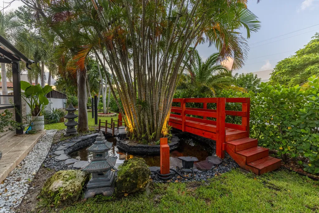 290 NW 6th Street Boca Raton FL 33432