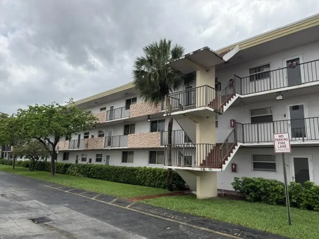 6005 Del Lago Circle Sunrise FL 33313