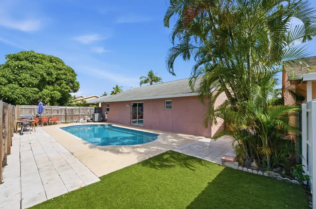 5635 Lake George Place Lake Worth FL 33463