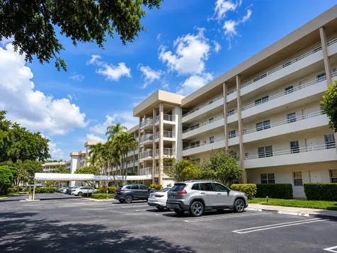 3930 Oaks Clubhouse Drive Pompano Beach FL 33069