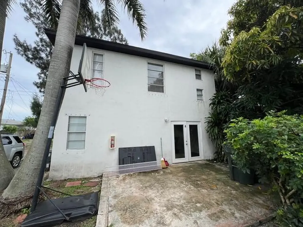 520 N E Street Lake Worth Beach FL 33460