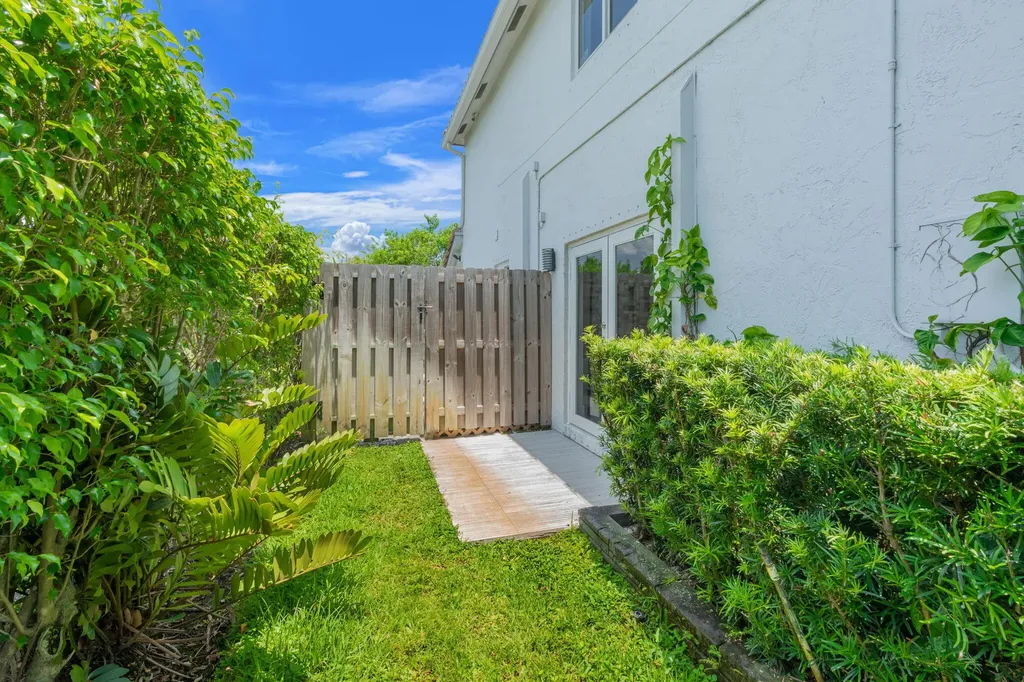52 Gables Boulevard Weston FL 33326