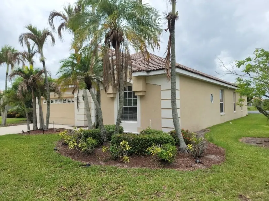 895 SW Lake Charles Circle Port St Lucie FL 34986