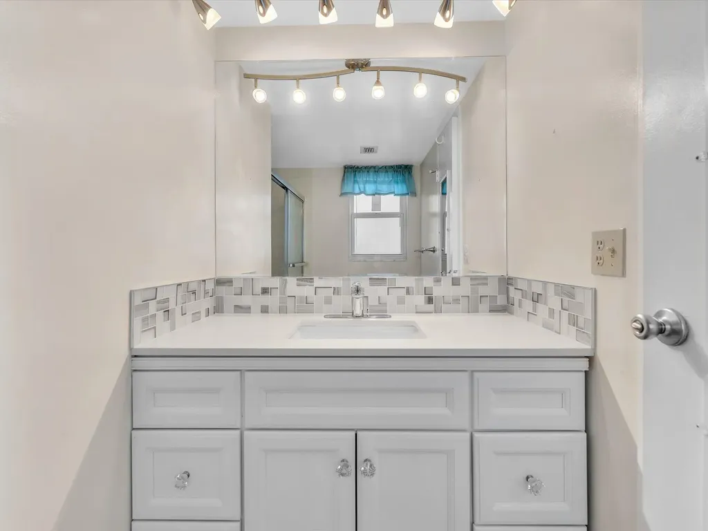 3959 Via Poinciana Lake Worth FL 33467