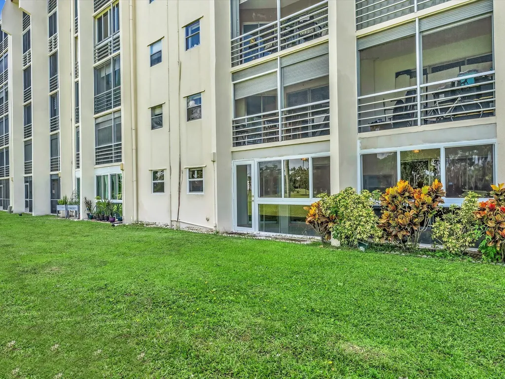 3959 Via Poinciana Lake Worth FL 33467