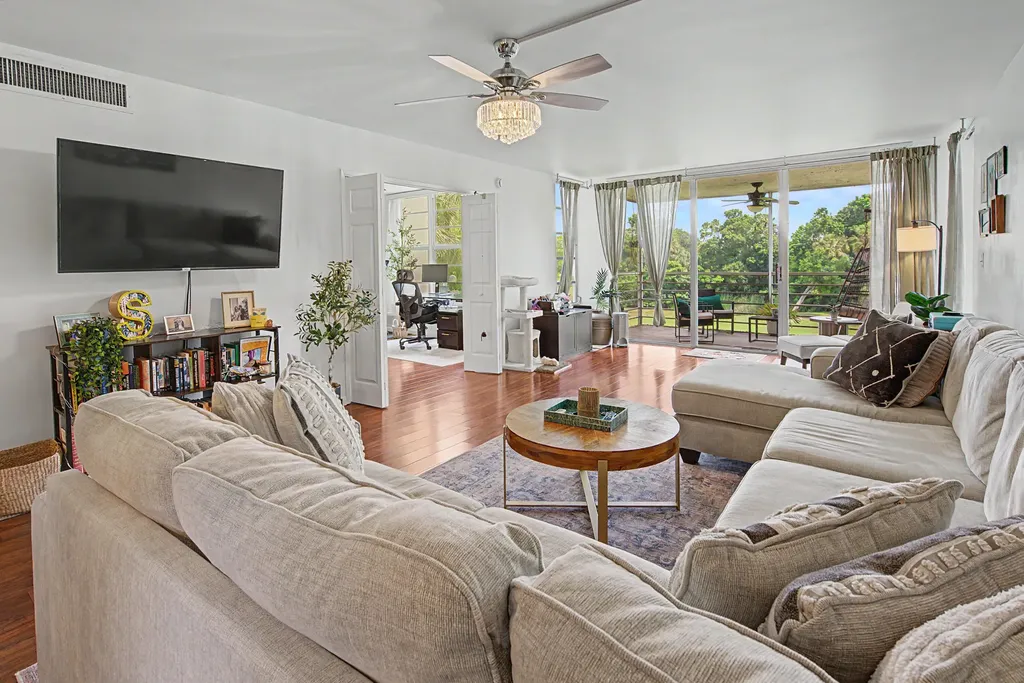 3930 Oaks Clubhouse Drive Pompano Beach FL 33069